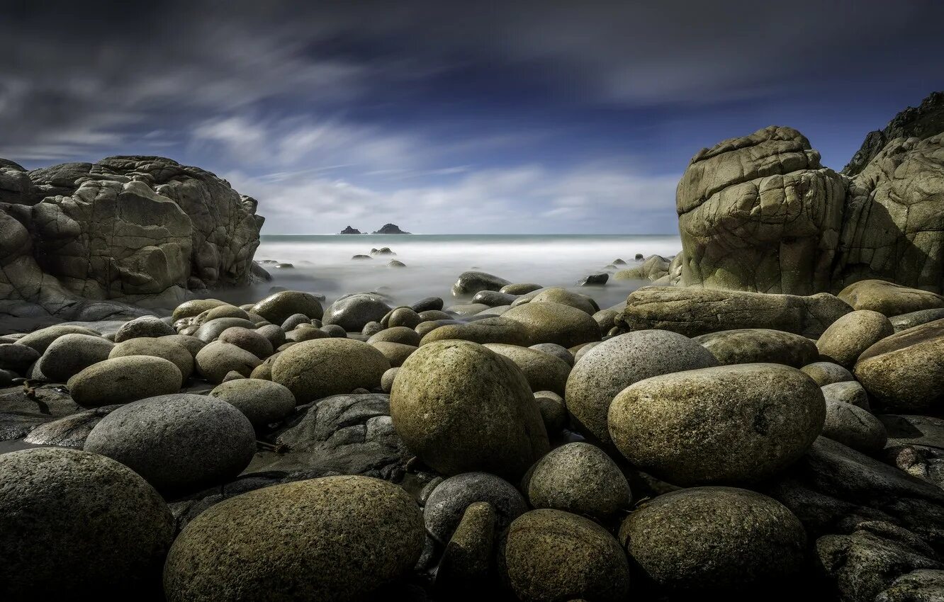 Море камни. Каменная скала. Скалы и камни. Каменистые скалы.