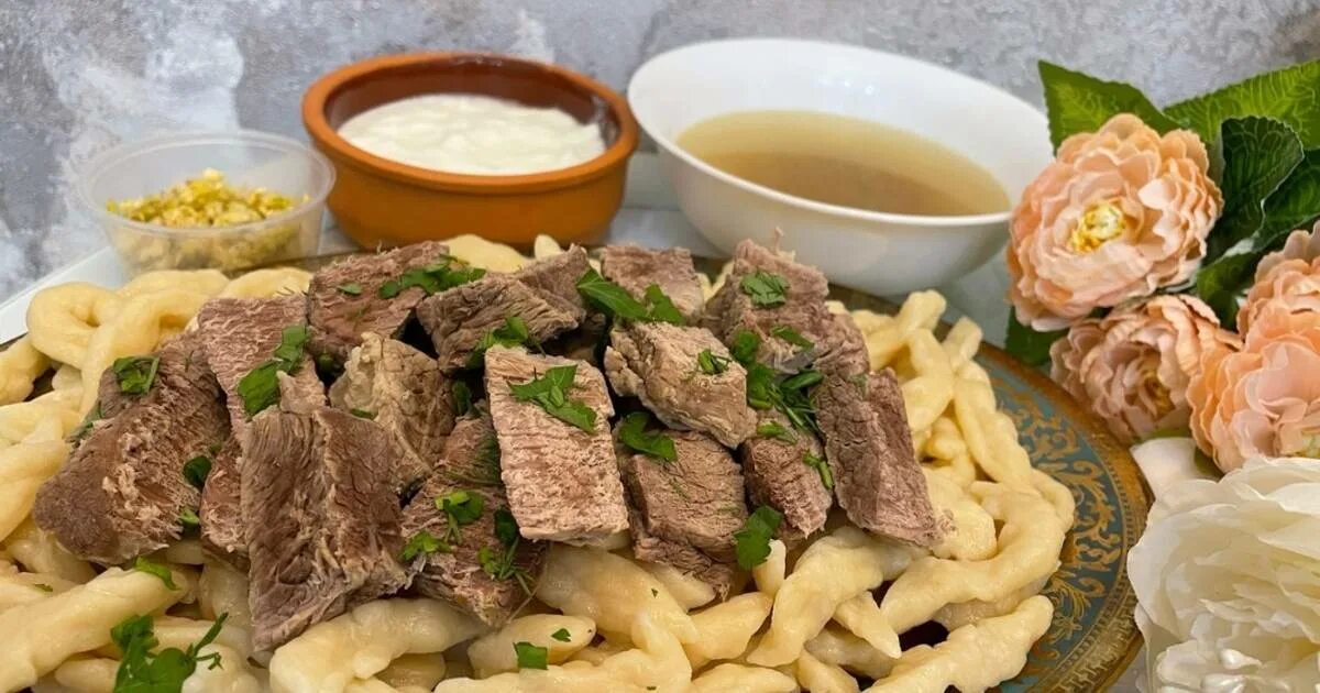 Чеченская кухня жижиг галнаш. Национальная чеченская кухня жижиг галнаш. Жижиг-галнаш чеченское. Жижиг-галнаш чеченское. Жижиг-галнаш чеченское.