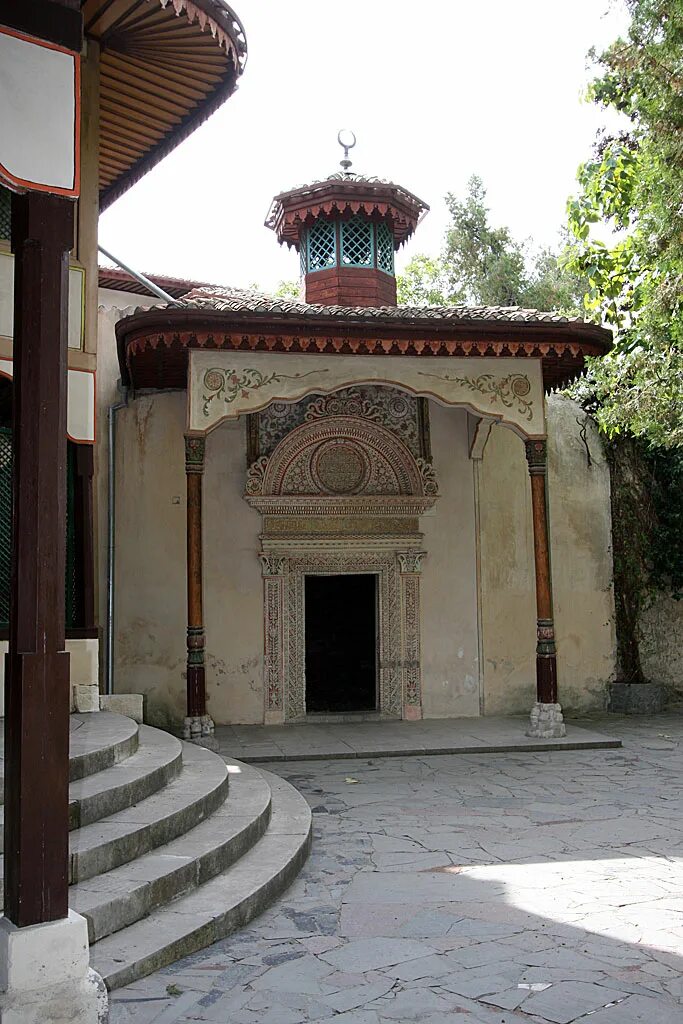 фонтан на территории ханского дворца в бахчисарае. фонтан на территории ханского дворца в бахчисарае. крым бахчисарай ханский дворец фонтанный дворик. фонтан на территории ханского дворца в бахчисарае. бахчисарайский дворец фонтан слез.