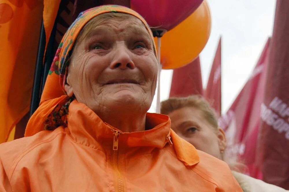 Orange revolution. Оранжевая революция бабка Параска. Оранжевый Майдан 2004. Оранжевая революция 2004г Украина. Символ оранжевой революции на Украине.