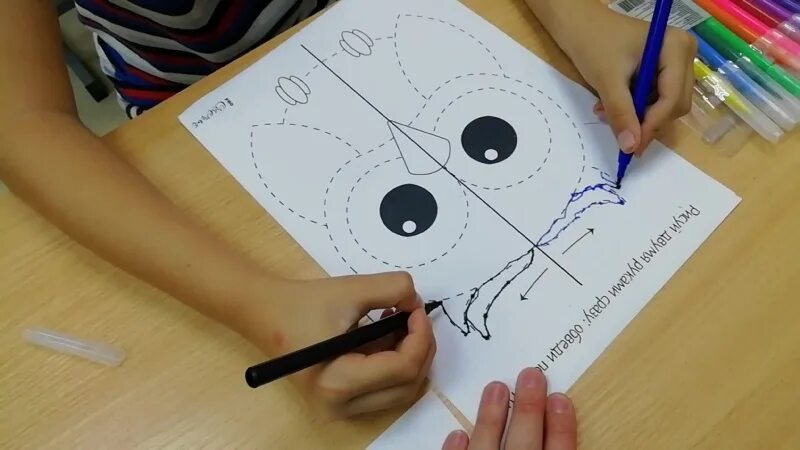 Человек пользующийся 2 руками. Рисуем двумя руками. Рисование 2 руками. Рисование двумя руками для дошкольников. Рисование двумя руками одновременно.