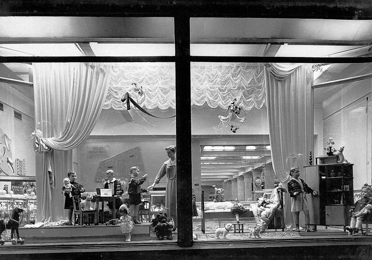 Магазины москвы в советское время. Елисеевский магазин 1950 60 годы. Магазины москвы в советское время. Советский овощной магазин. Филипповская булочная на тверской.