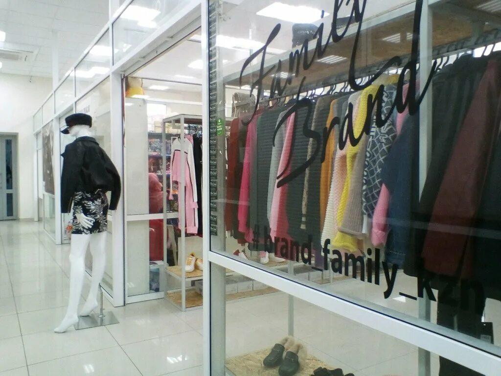 Guess мега казань. Казань туристический брендинг. Магазин манера казань. Туристический бренд казани. Святая бренд одежды.