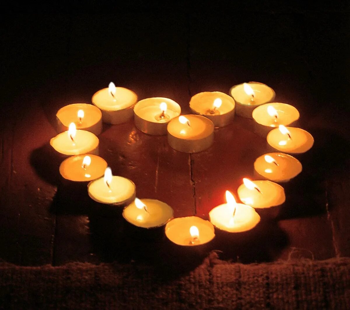 Сердце вечер. Романтические свечи. Свечи романтика. Свечи для романтики. Сердце из свечей.