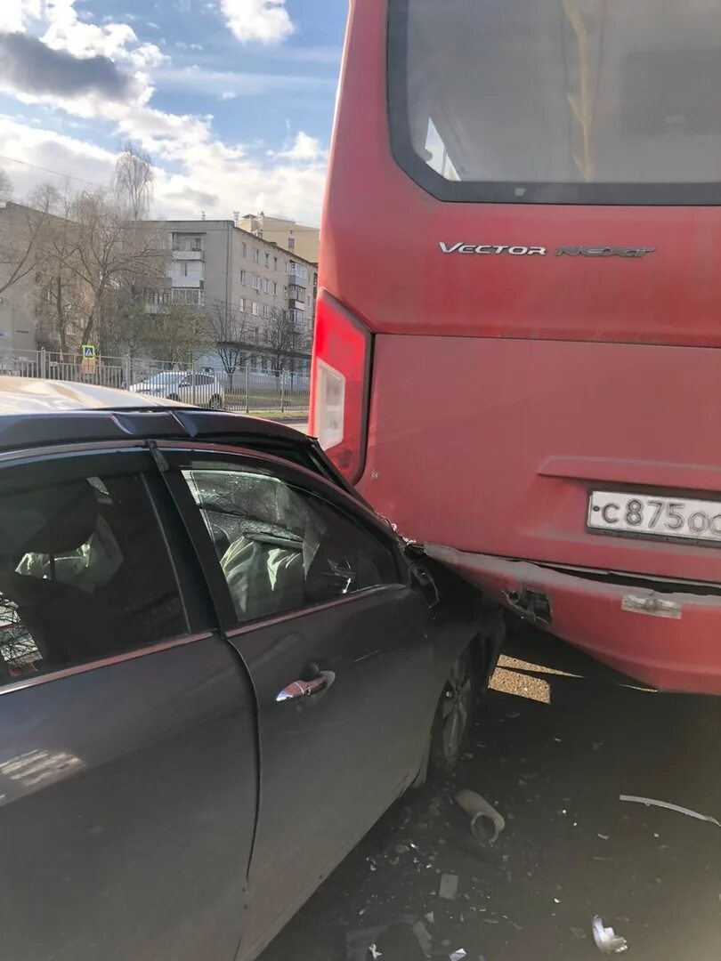 Инцидент ярославль. Дтп на митсубиси в брейтово ярославской. Промышленное шоссе авария с трамваем сегодня в ярославле. Тротуар победа ярославль ужас. Круговое движение богоявленская площадь.