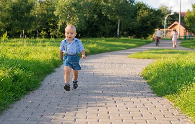 Веселою веселою дорожкою бегу. Мальчик бежит. Маленький мальчик бежит. Идти по дорожке. Мальчик бежит по дорожке.