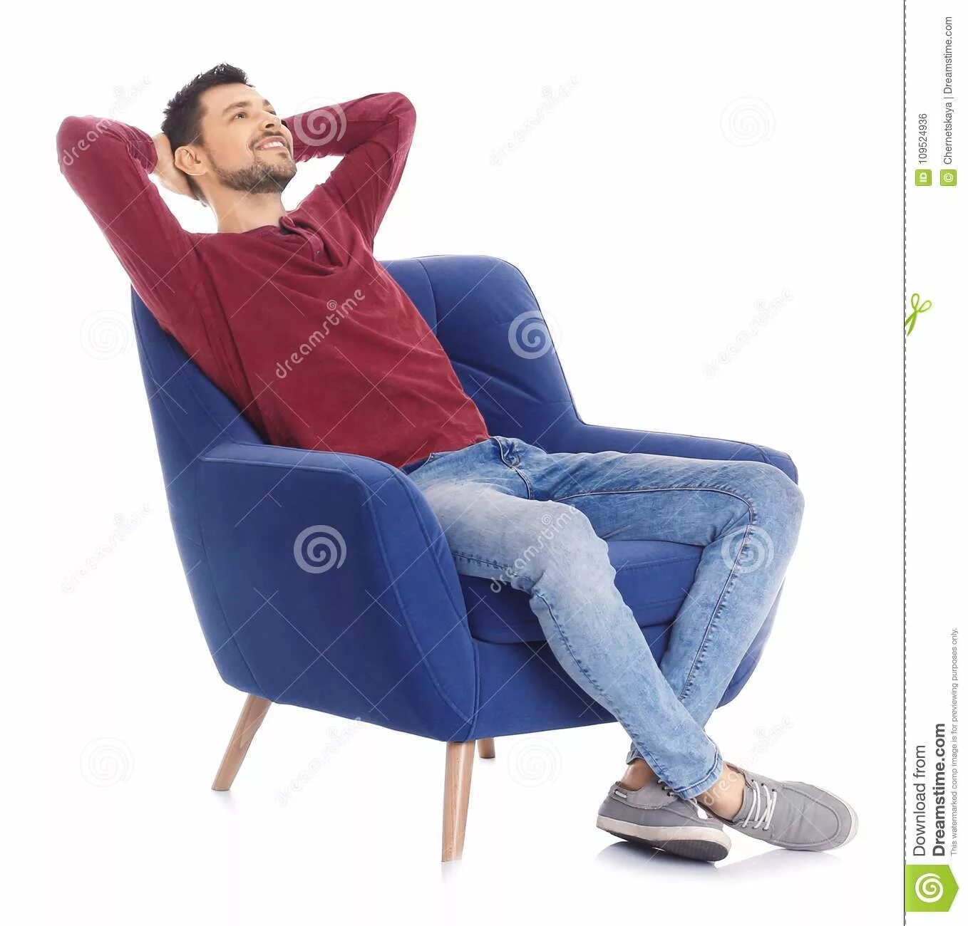 Мужчина в кресле. Мужчина сидит на мягком кресле. Человек отдыхает в кресле. Мужчина расслабленно сидит в кресле.