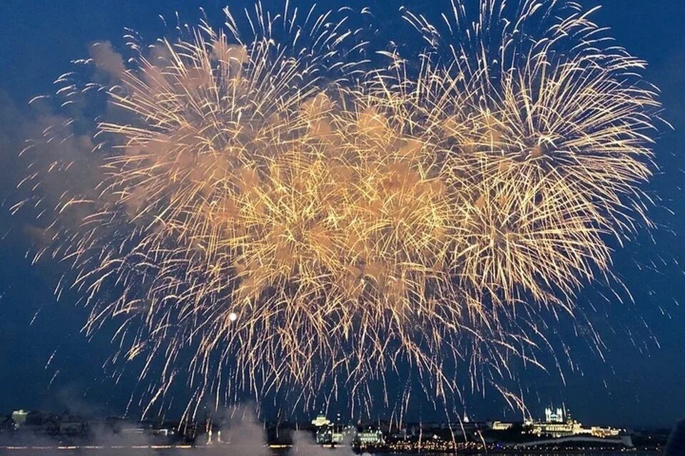 Почему сегодня салют. Салют. Салют в городе. Салют над городом. Салют на кремлевской набережной.