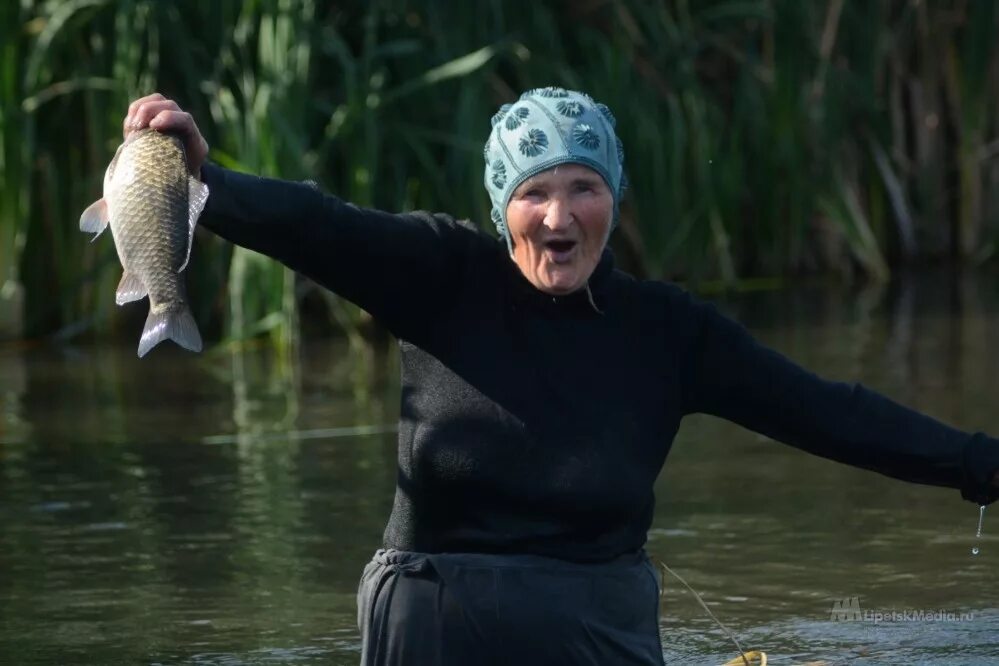 Поймать живую рыбу руками. Бабка на рыбалке. Бабка с рыбой. Бабуля на рыбалке. Рыба старушка.
