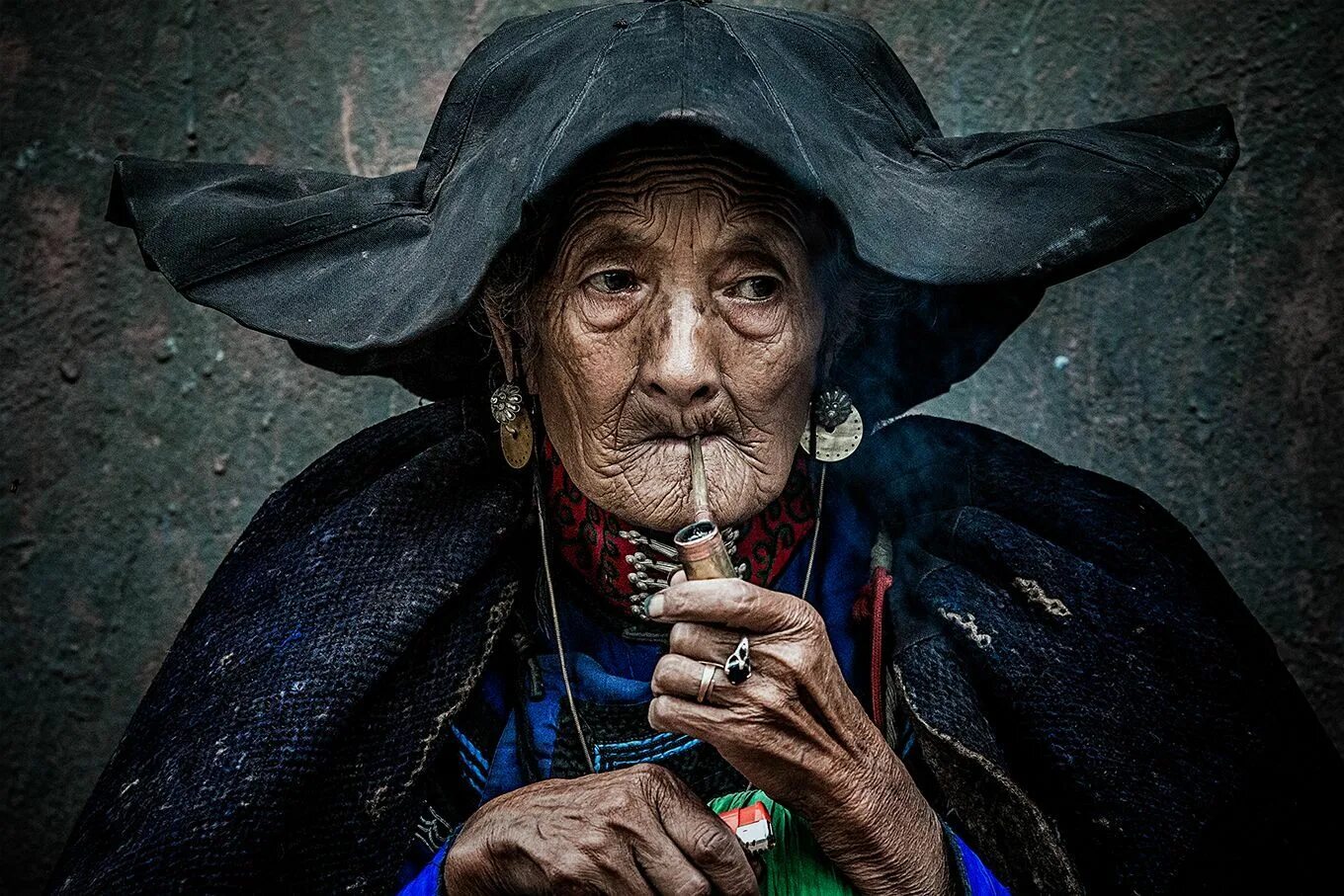 Загадочная бабушка. Старуха. Мудрая старуха. Старуха с сигаретой. Старая курящая женщина.