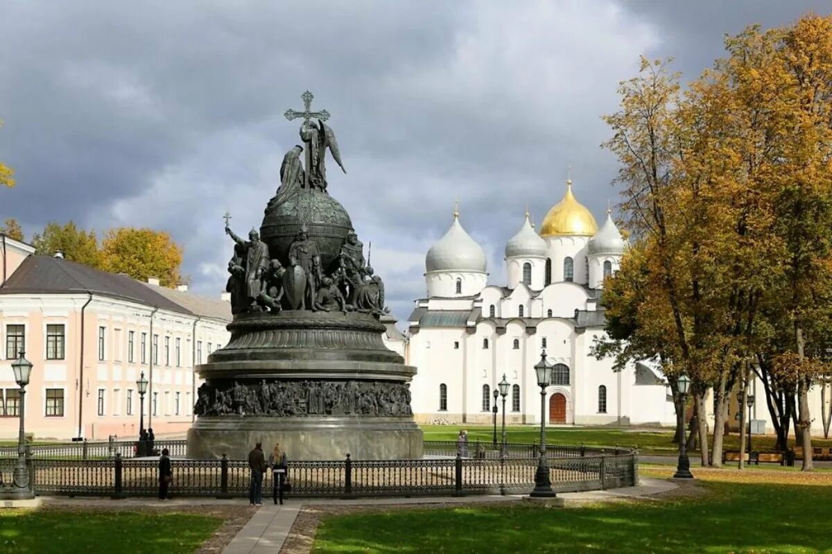 Память великий новгород. Новгородский Кремль памятник тысячелетие России. Исторические памятники Великого Новгорода Великий Новгород. Памятники Великого Новгорода ЮНЕСКО.