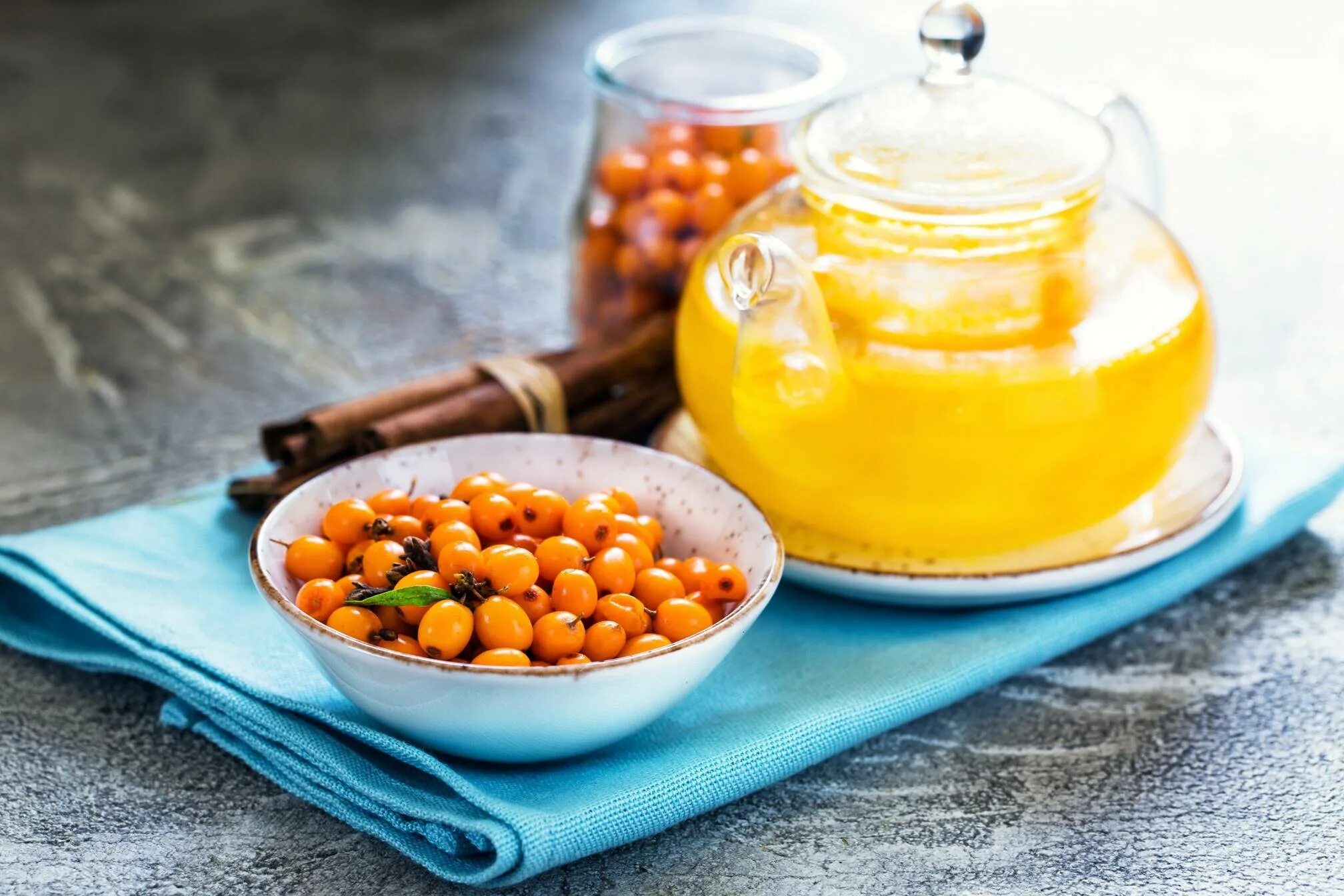 Чем полезен чай с облепихой. Sea buckthorn чай с облепихой. облепихово имбирный чай. чай с облепихой и апельсином и медом. чай &quot;облепиховый с имбирем&quot;.