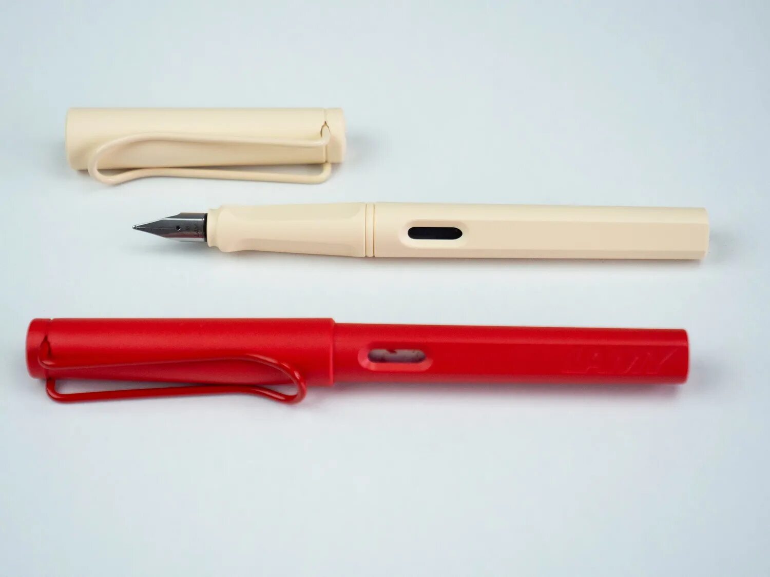 Lamy safari. Lamy ручка шариковая Safari Strawberry. Перо Lamy Safari промывка. Lamy Safari Flame Special. Канцмен.