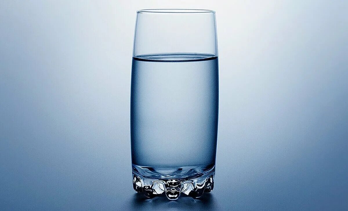 Вода после пробуждения. Стакан воды. Бокалы для воды. Красивые стаканы для воды. Стакан чистой воды.