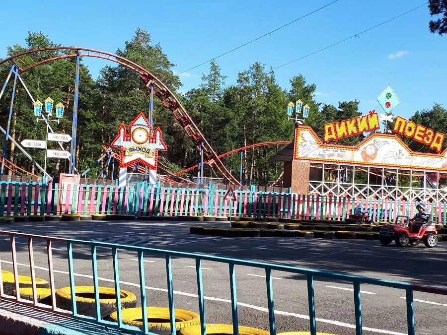 Парк аттракционов челябинск. Парк Гагарина Челябинск дикий поезд. Аттракцион дикий поезд Челябинск парк. Аттракцион дикий поезд Челябинск парк Гагарина. Дикий поезд Кемерово парк чудес.