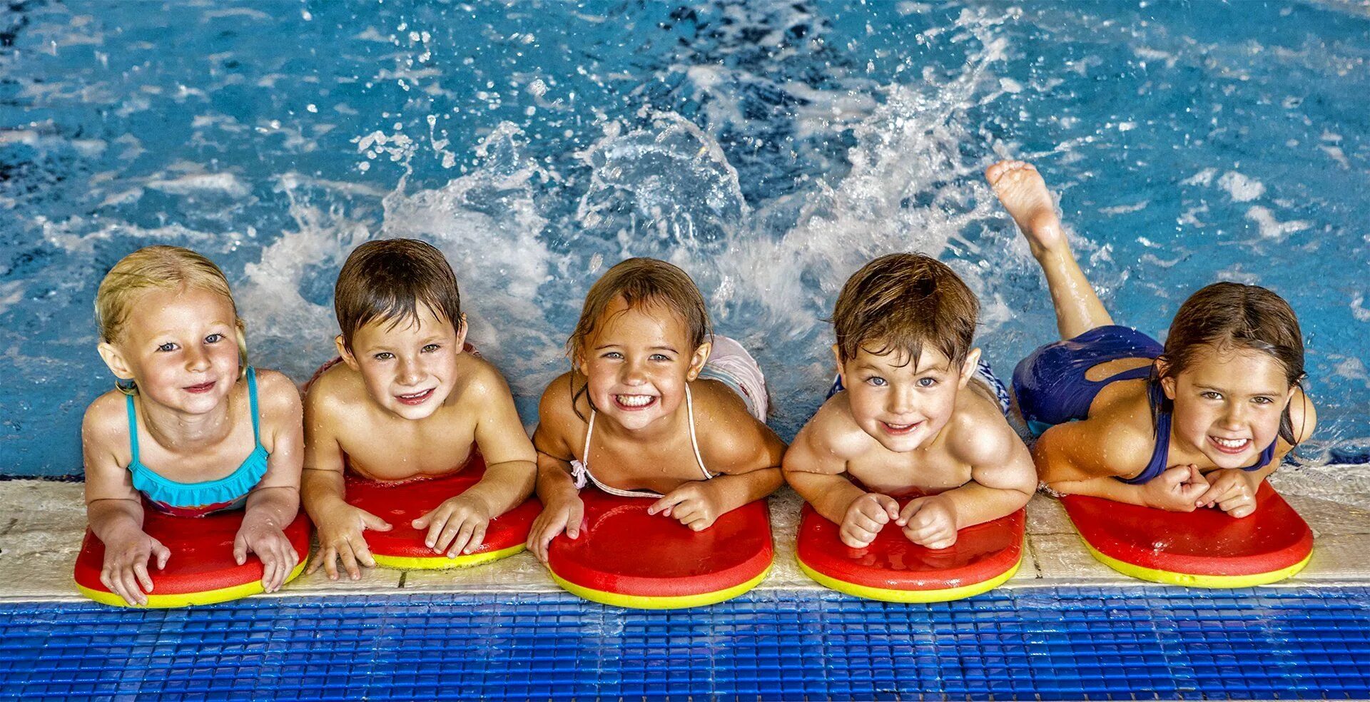 Дети в бассейне. Бассейн для малышей. Детское плавание в бассейне. Плавание в бассейне дети. Swim lesson