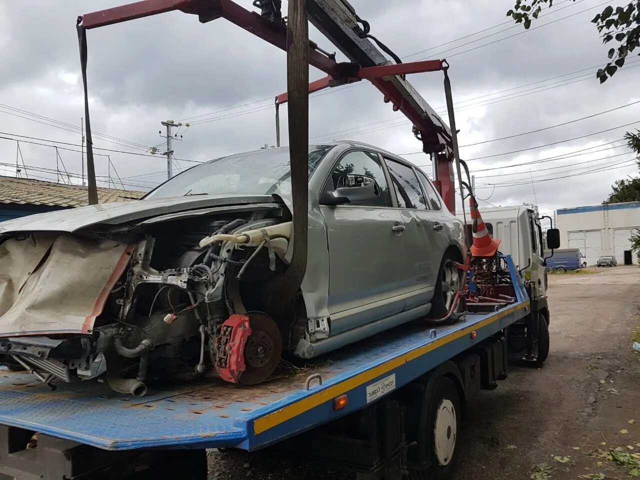 Эвакуатор после дтп. Битые машины на эвакуаторе. Эвакуатор после дтп. Автомобиль после дтп на эвакуаторе. Разбитая машина на эвакуаторе.