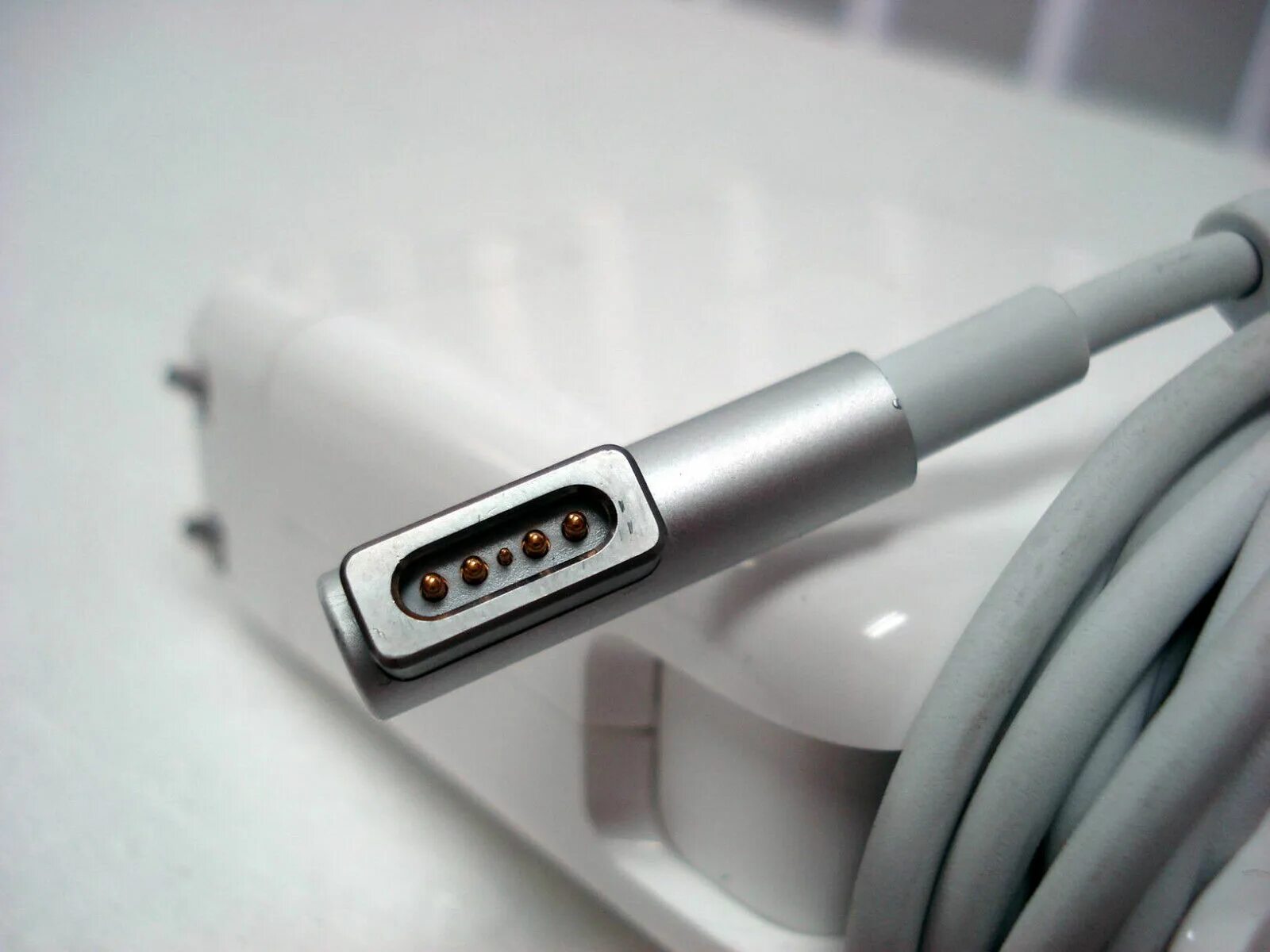 Magsafe на айфон 13. Apple Adapter MAGSAFE Charger. Apple MAGSAFE Charger MACBOOK. MAGSAFE Charger зарядка. Зарядка MAGSAFE для iphone.