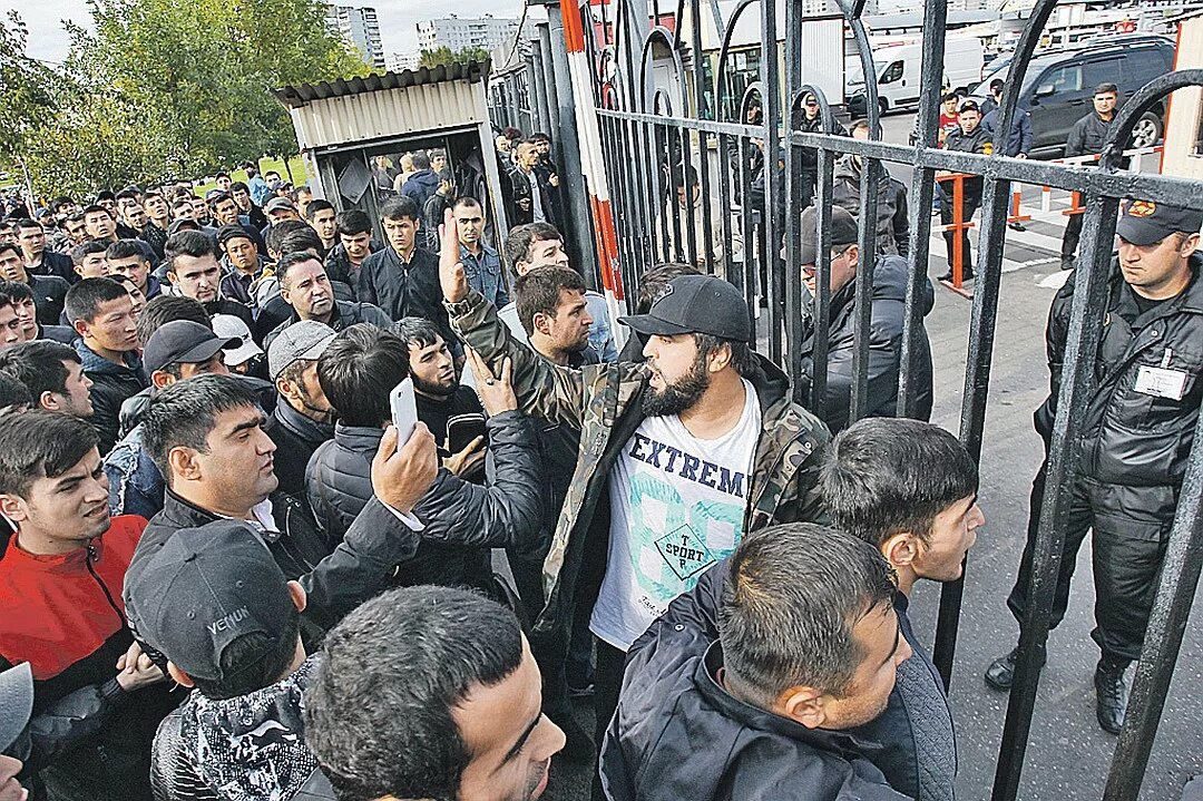 сколько таджиков в москве. мигранты из средней азии в россии. сколько таджиков в москве. сколько таджиков в москве. чурки на красной площади.
