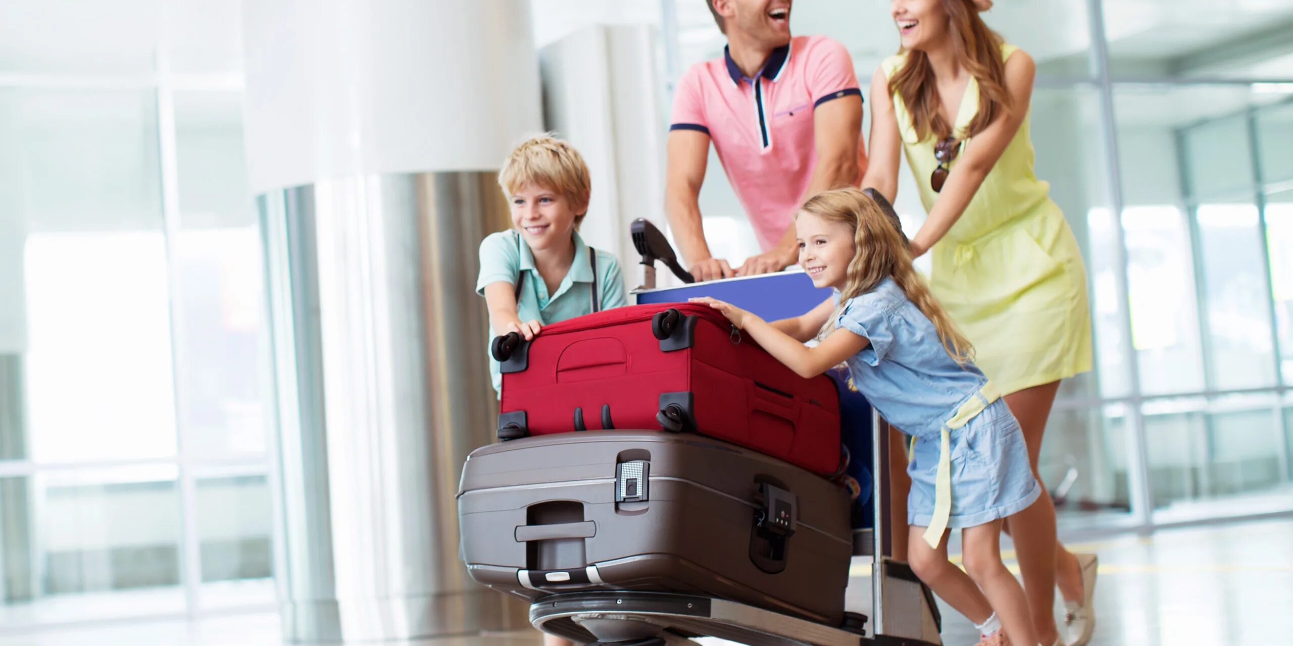 Семья с чемоданами. Страхование за границей. Выезжающие за рубеж. Путешествие семья аэропорт.