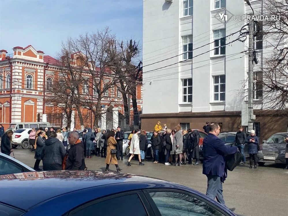 Эвакуация. Гимназия 65 ульяновск. Минирование школ. Служба эвакуации ульяновск. Эвакуировали ульяновск.