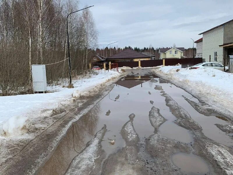 должны ли зимой чистить дороги в снт. должны ли зимой чистить дороги в снт. сугробы на дороге. зима. чистим снег в деревне.