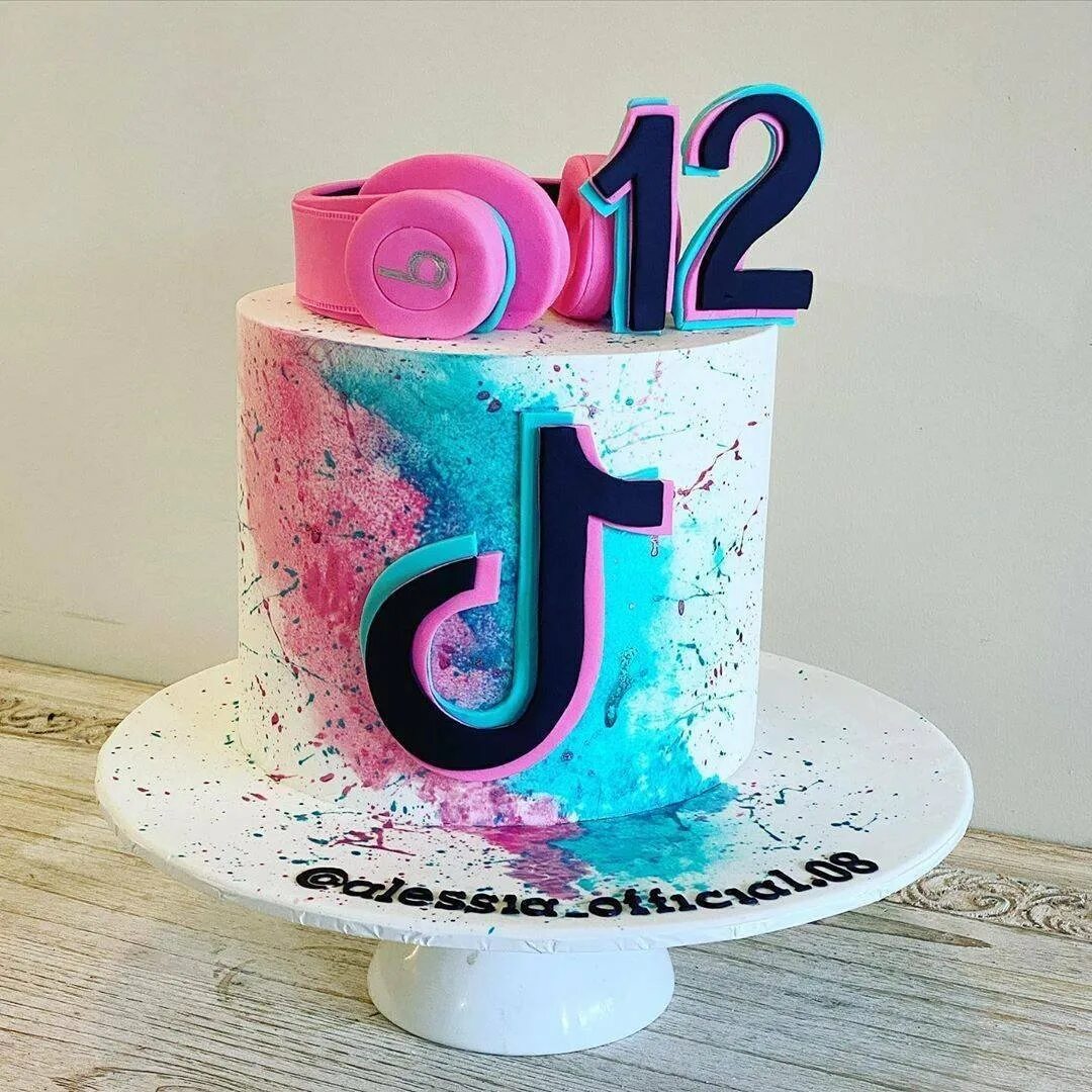 Торт на др девочке 13. Торт для девочки 12 лет. тлрт для девочкии12 лкт. торт в стиле тик ток для девочки. декор торта для девочки 10 лет.