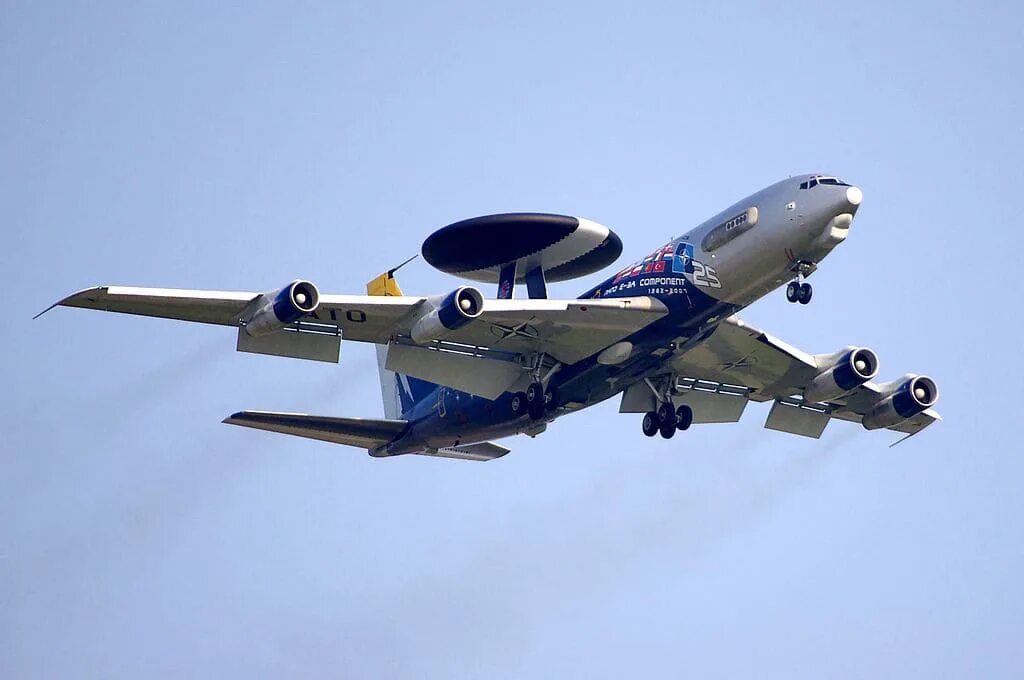 Разведчик нато. Самолет разведчик США АВАКС. Boeing e-3 Sentry. E-3a Sentry AWACS. Самолет ДРЛО АВАКС.