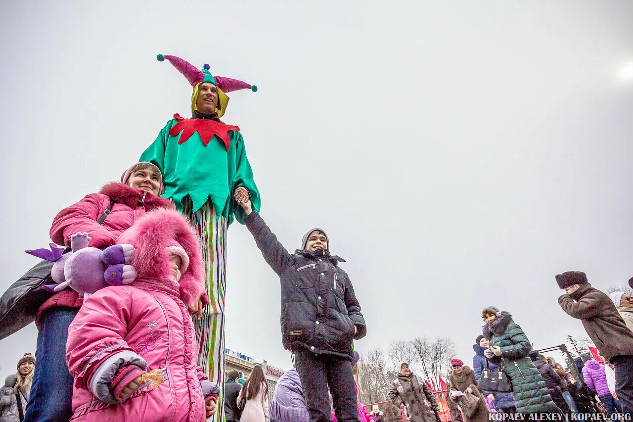 Масленица в каких парках москвы. Масленица в парках Москвы. Масленица аниматоры. Костюмы Скоморохов на Масленицу. Масленица в парке.