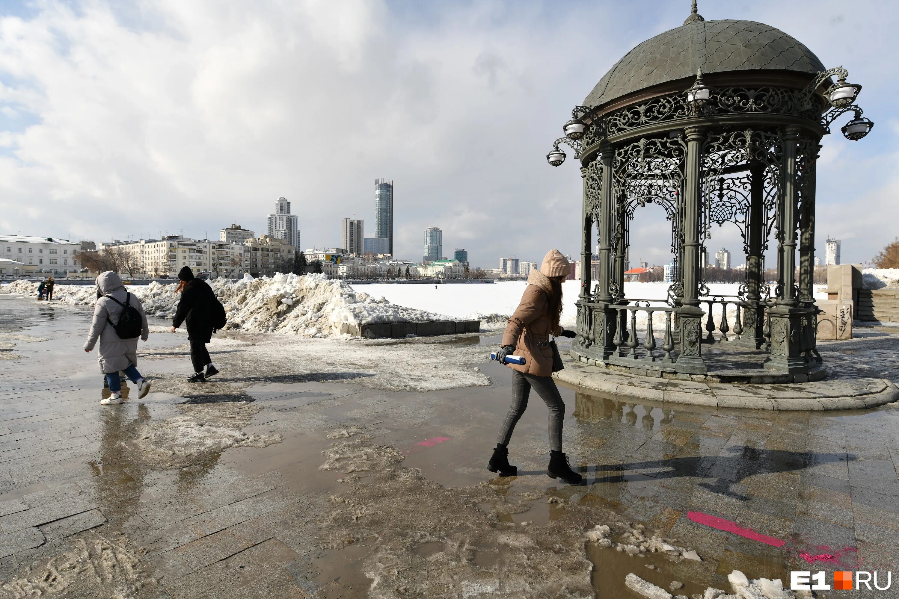 В екатеринбурге потеплеет. Екатеринбург февраль. Екатеринбург в январе. Оттепель в Екатеринбурге.