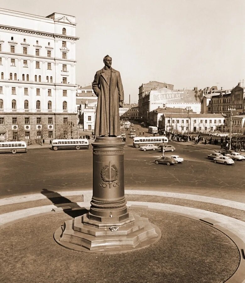 Памятник Феликсу Дзержинскому на Лубянской площади. Памятник Феликсу Дзержинскому. Нужна пл