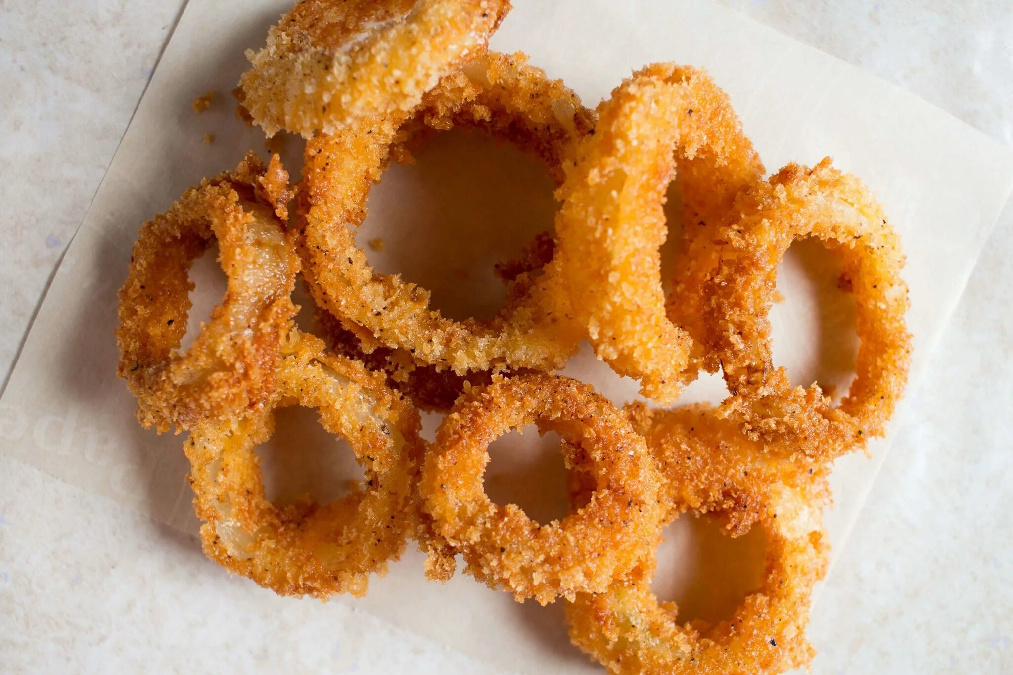 луковые кольца акварель. луковые кольца без яиц. кольца в панировке. хрустящие луковые кольца. луковые кольца с соусом.