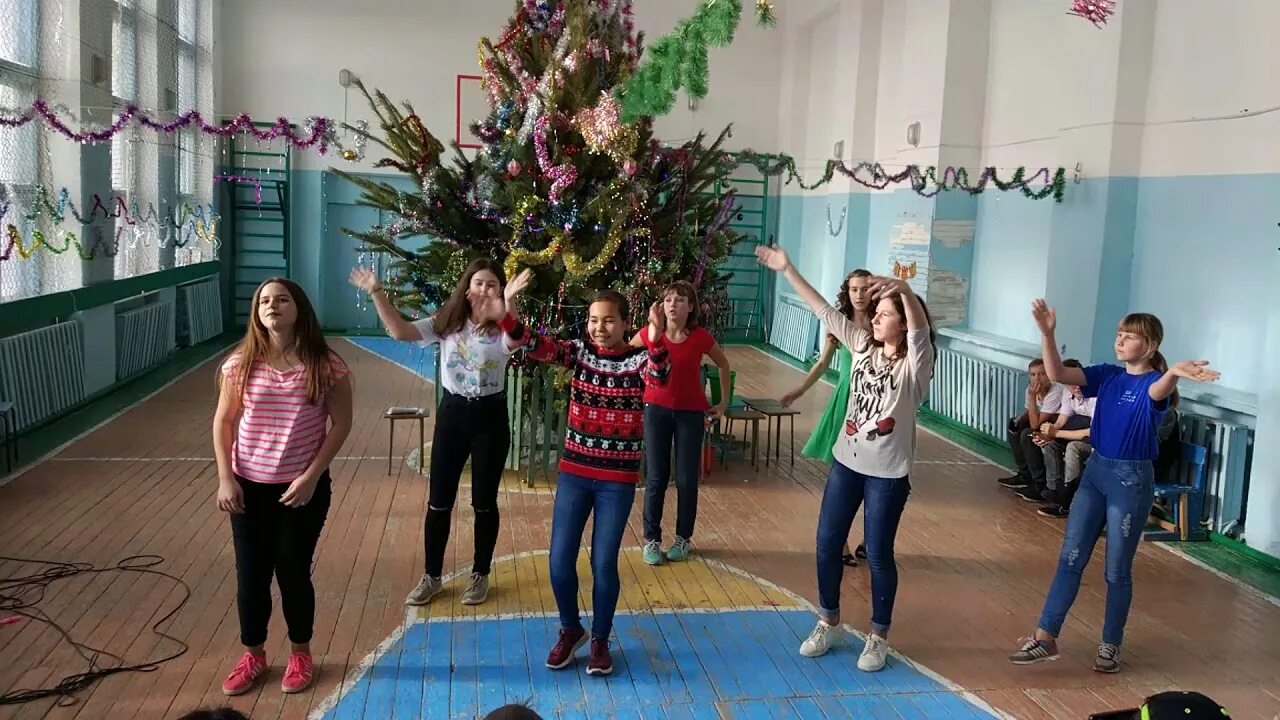 Флешмоб 7. Флешмоб на новый год в школе 7 класс. каралатская школа. школа 7 класс. танец на новый год 7 класс флешмоб.