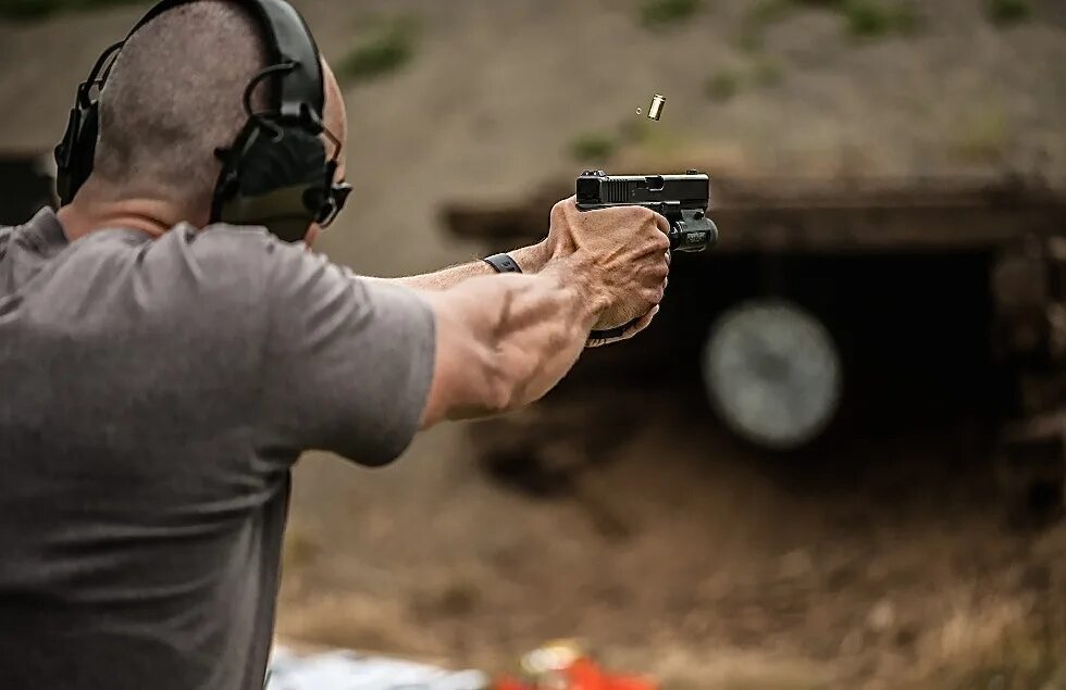 Wiki shooting. Самооборонах стрельба. pistol shooter. idpa стрельба. shooting missology.
