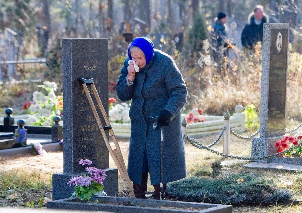 Бабушка на кладбище. Старушка у могилы на кладбище. Помочь умирающему отцу