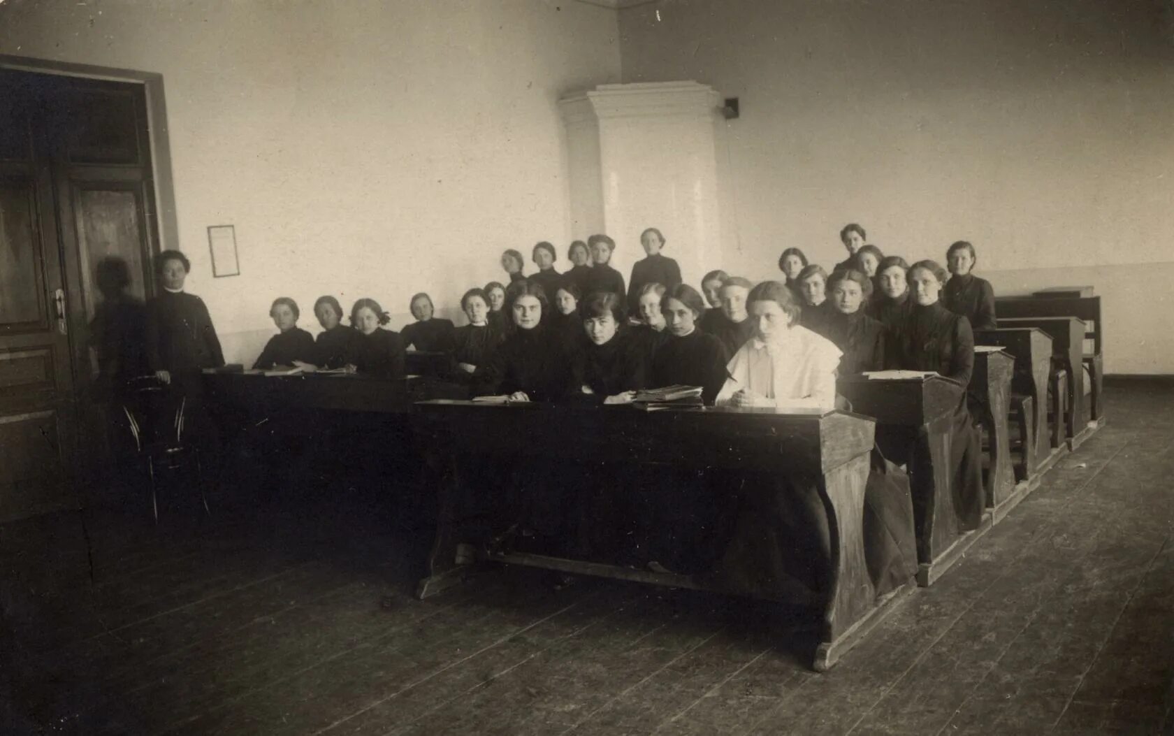 Мариинская гимназия 19 век. Самарская женская гимназия 1905. Мариинская гимназия 19 век петербург. Гимназистки 1912. Мариинская гимназия учителя.