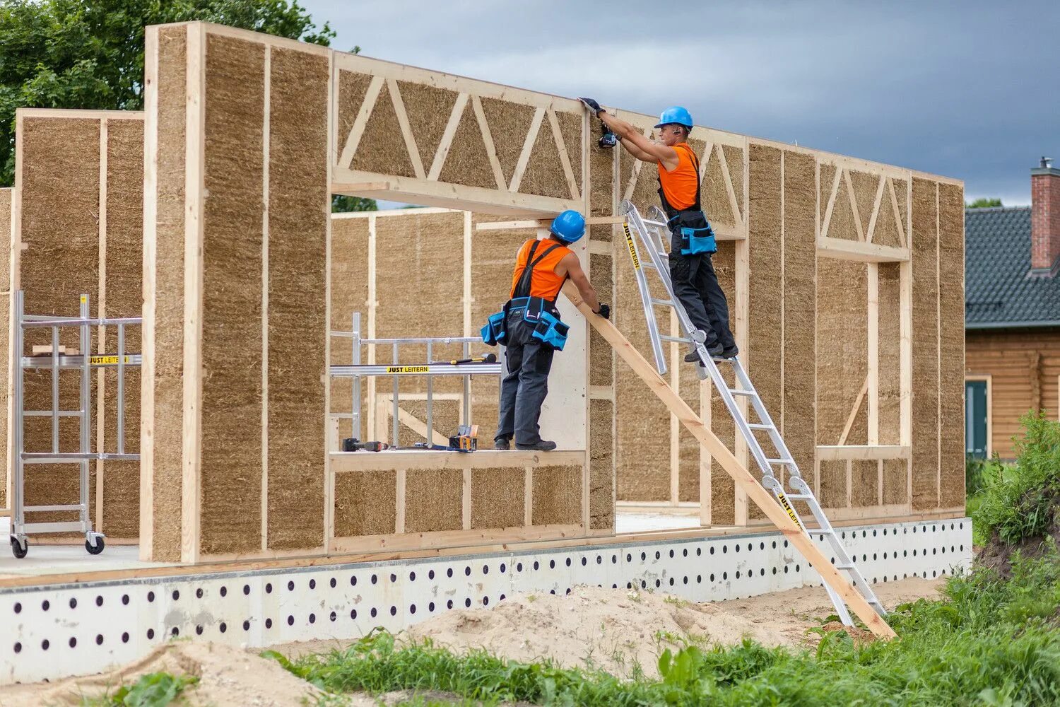 They build a new house. Стройка домов. Дом из соломенных панелей. Стройка коттеджа. Соломенные панели для строительства.