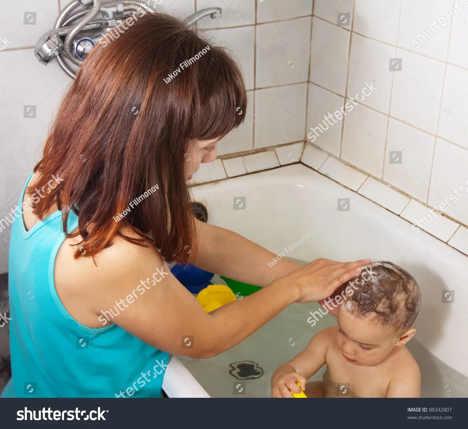 Русская мама в ванне. Для мытья ребенка в ванной. Мама купает ребенка. Мать купает ребенка. Мама купается с детьми в ванной.