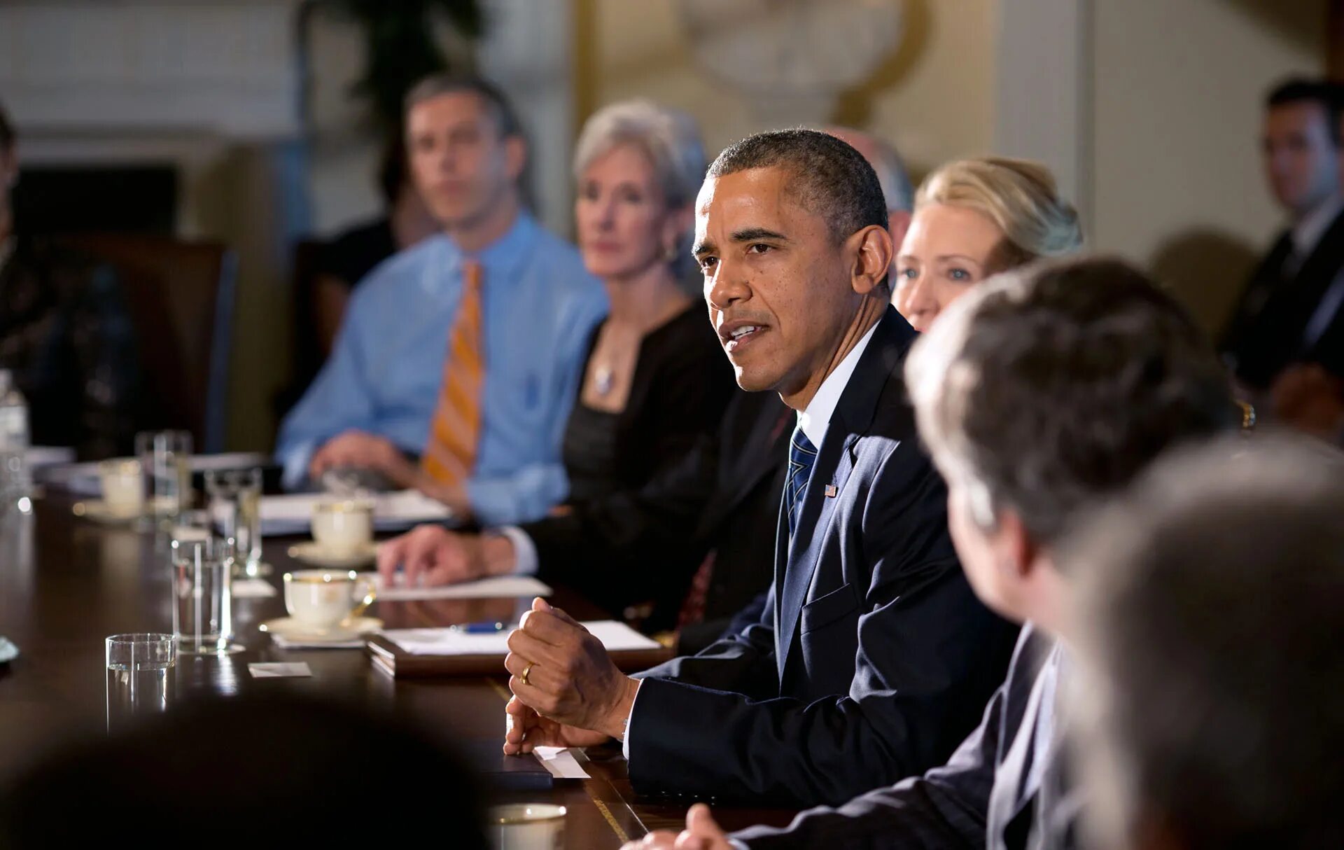 Holding a meeting. Побег от Obama. White House meeting of staff. The meeting().