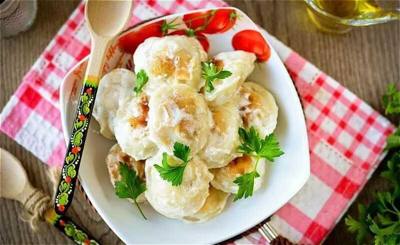 Пельмени на сковороде со сметаной и сыром. Пельмени со сметаной. пельмешки со сметаной. пельмени запеченные в сметане. жареные пельмени со сметаной.