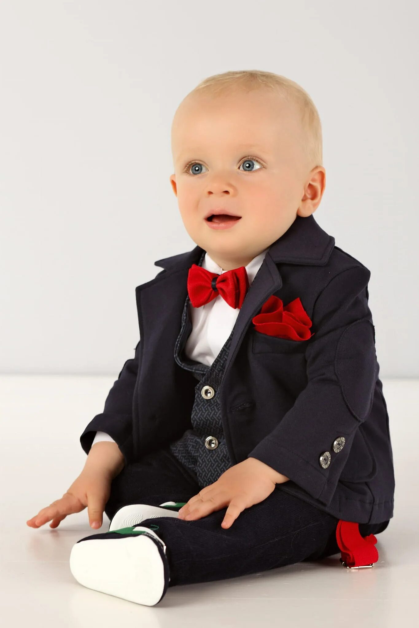 Фото мальчика в костюме. Костюм для малыша праздничный. Малыш в смокинге. Малыши в строгих костюмах. Детские строгие костюмы.