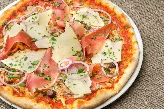Пицца парма руккола. Неаполитанская пицца с рукколой. Пицца с пармской ветчиной. Пицца с хамоном и страчателлой. Страчателла с пармой пицца.