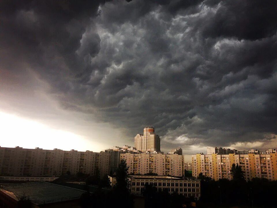 Облака апокалипсиса. Ураган над Москвой. Гроза апокалипсис в Москве. Апокалипсис ураган.