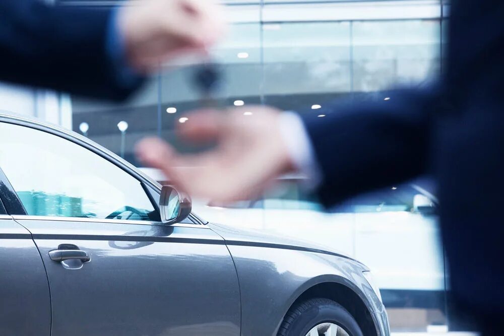 Предоставляется автомобиль. Stock young businessman in car.