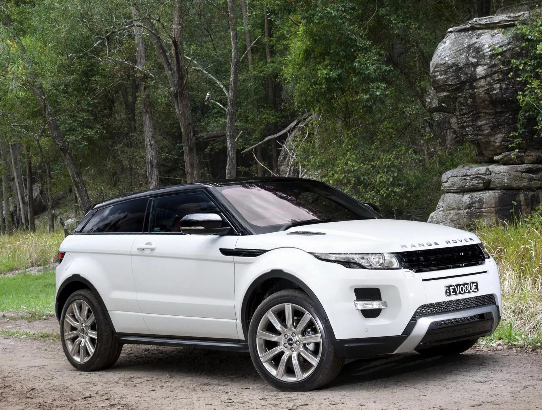 Купить ленд ровер цены. Range Rover Evoque. Ленд Ровер range Rover Evoque. Land Rover range Rover Evoque белый. Эвок Рендж Ровер в последней версии.