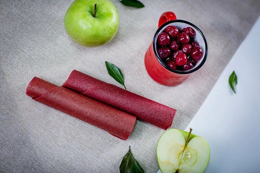 пастила вишня. фруктовая пастила фото. пастила из клубники. пастила трубочкой. пастила фруктовая клубника.