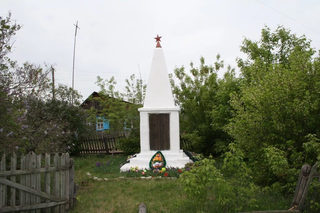 обелиск в деревне верховье вологодской области. обелиск владимирская область костино. обелиск парца республика мордовия. обелиск деревня бурга. братская могила пушкино.