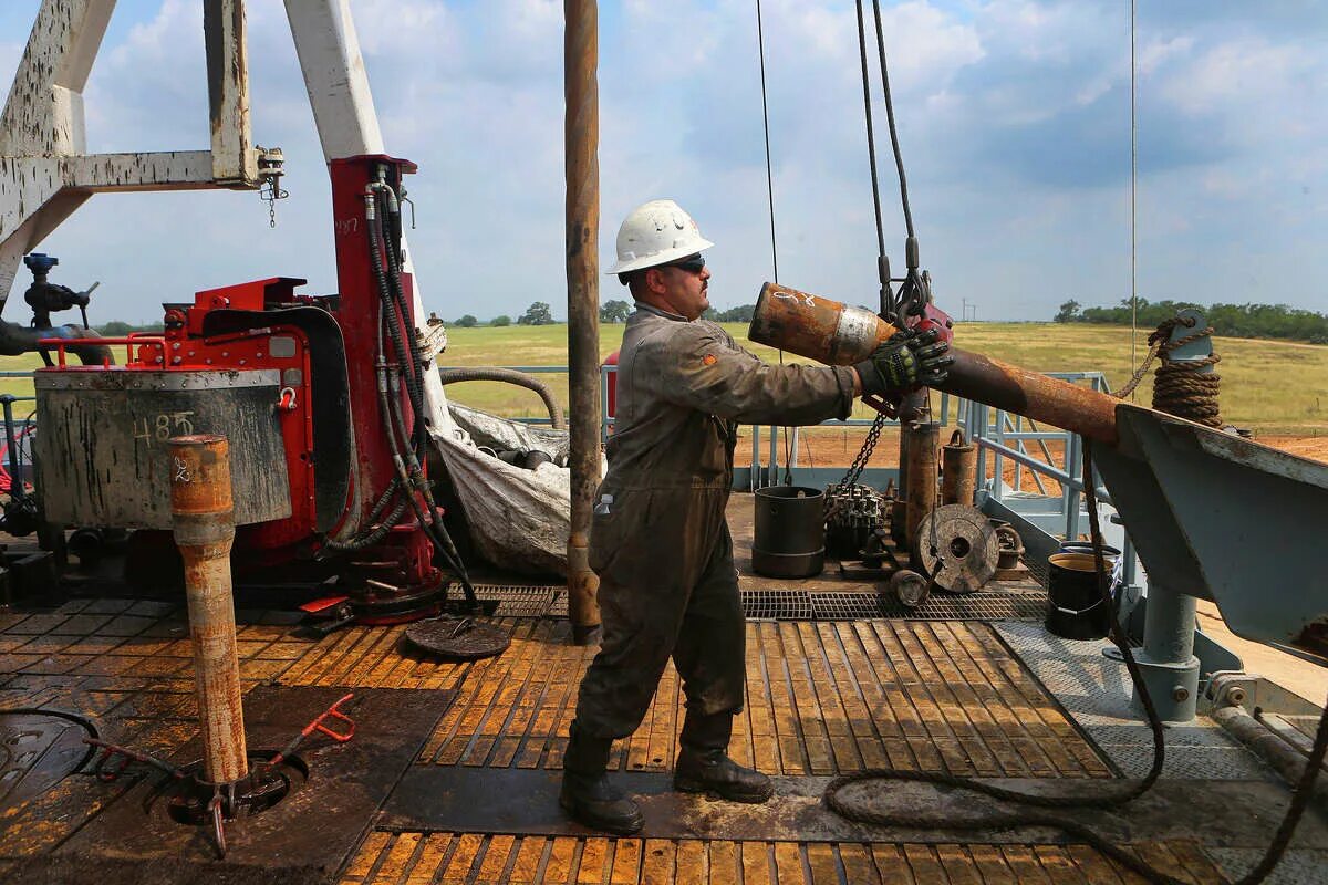 Контроль нефтяных скважин. Бурение эксплуатационных скважин. подъемные трубы нефтяных скважин. станок для эксплуатационного бурения. очистка нефтяных скважин.