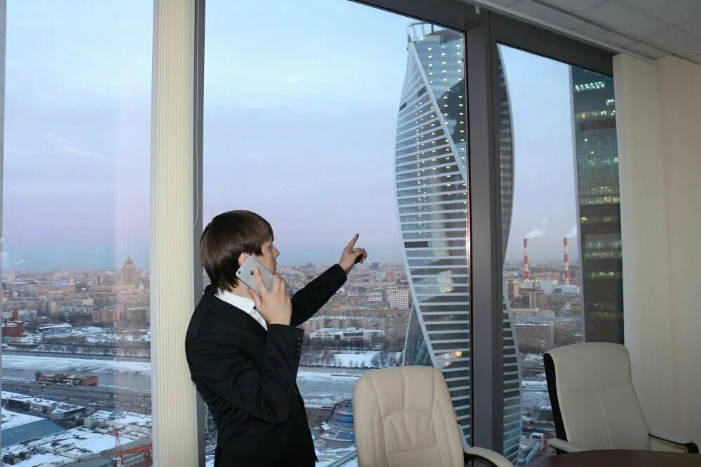 Этажность людей. Офис в небоскребе. Окно в офисе. Офис с панорамным видом. Вид из офиса.
