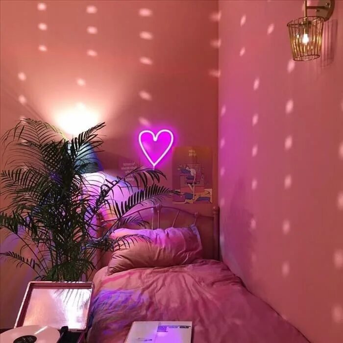 Комната в фиолетовом цвете. Комната с розовой подсветкой уютная. Комната с розовой подсветкой. Розовая спальня. Розовый свет спать